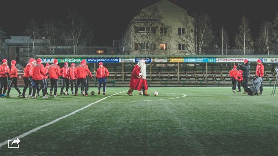 Cum arata singura echipa din lume unde Mos Craciun face tactica inainte de meci. Imagini fantastice cu FC Santa Claus din Finlanda_4