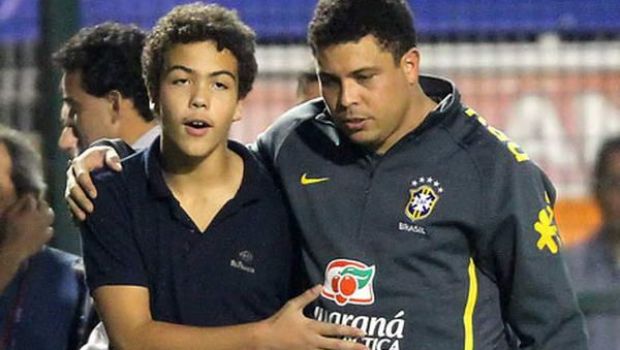 
	Fiul lui Ronaldo, SPAIMA cluburilor de noapte din Brazilia! La 14 ani lucreaza ca DJ si s-a cuplat cu o educatoare de 27 de ani!&nbsp;
