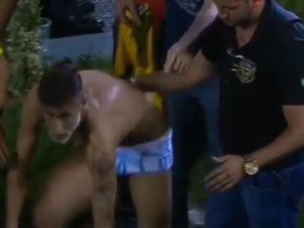 Imagini fabuloase in Brazilia! Neymar a fost dezbracat de fanii isterici pe teren! L-au lasat in chiloti. VIDEO