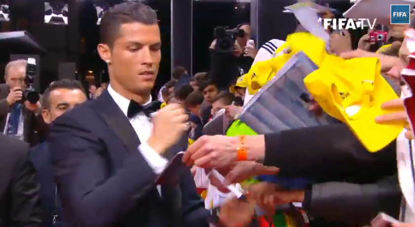 Cristiano Ronaldo a luat Balonul de Aur pentru a treia oara in cariera: "Niciodata nu m-am gandit ca voi reusi asa ceva!" Gest incredibil dupa ce a castigat trofeul_27