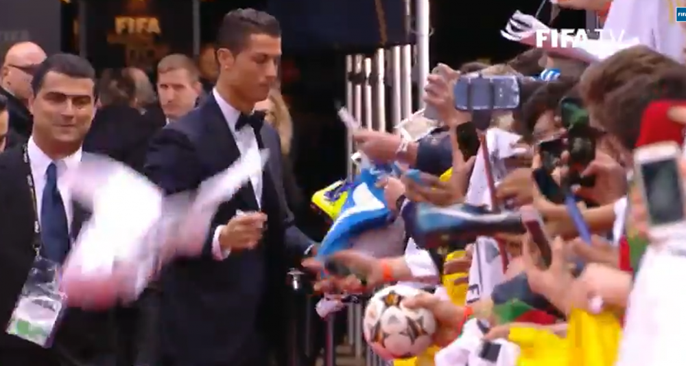 Cristiano Ronaldo a luat Balonul de Aur pentru a treia oara in cariera: "Niciodata nu m-am gandit ca voi reusi asa ceva!" Gest incredibil dupa ce a castigat trofeul_33