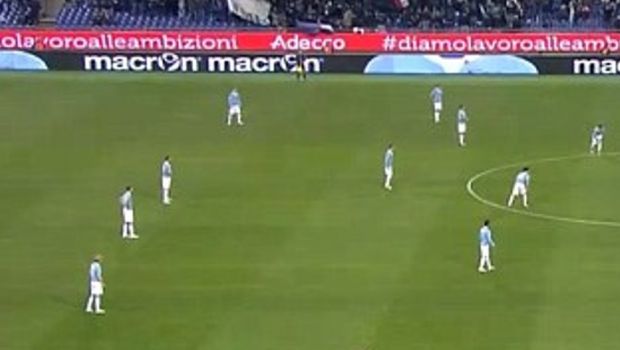 
	Imaginea inceputului de an in Europa! Jucatorii lui Lazio nu au stiut ce se intampla. Cum s-a asezat echipa adversa in teren
