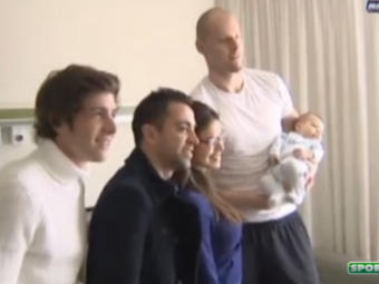 
	VIDEO | Xavi s-a fotografiat cu bebelusul unui baschetbalist al Barcei, fanii s-au amuzat teribil: &quot;Sunt de aceeasi masura&quot;
