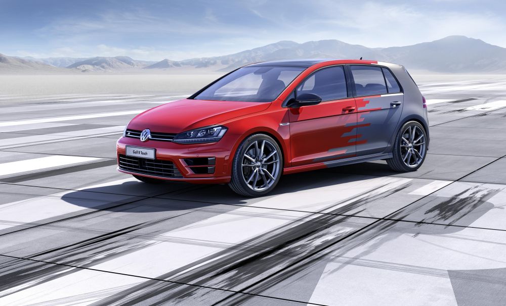 A aparut Golf-ul cu interior de NAVA SPATIALA. Volkswagen introduce functiile 3D in masina. VIDEO_1