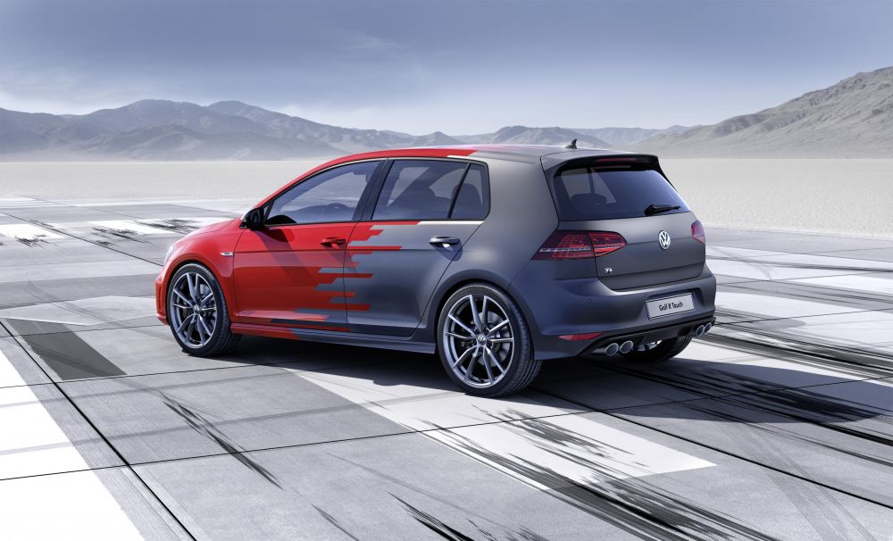 A aparut Golf-ul cu interior de NAVA SPATIALA. Volkswagen introduce functiile 3D in masina. VIDEO_2