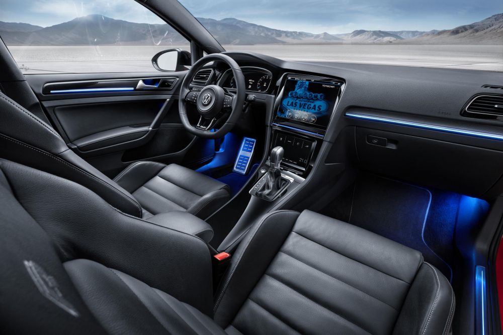 A aparut Golf-ul cu interior de NAVA SPATIALA. Volkswagen introduce functiile 3D in masina. VIDEO_6