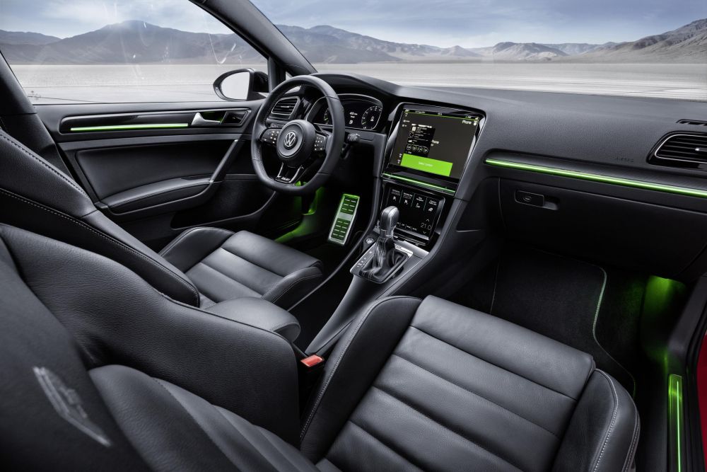A aparut Golf-ul cu interior de NAVA SPATIALA. Volkswagen introduce functiile 3D in masina. VIDEO_7