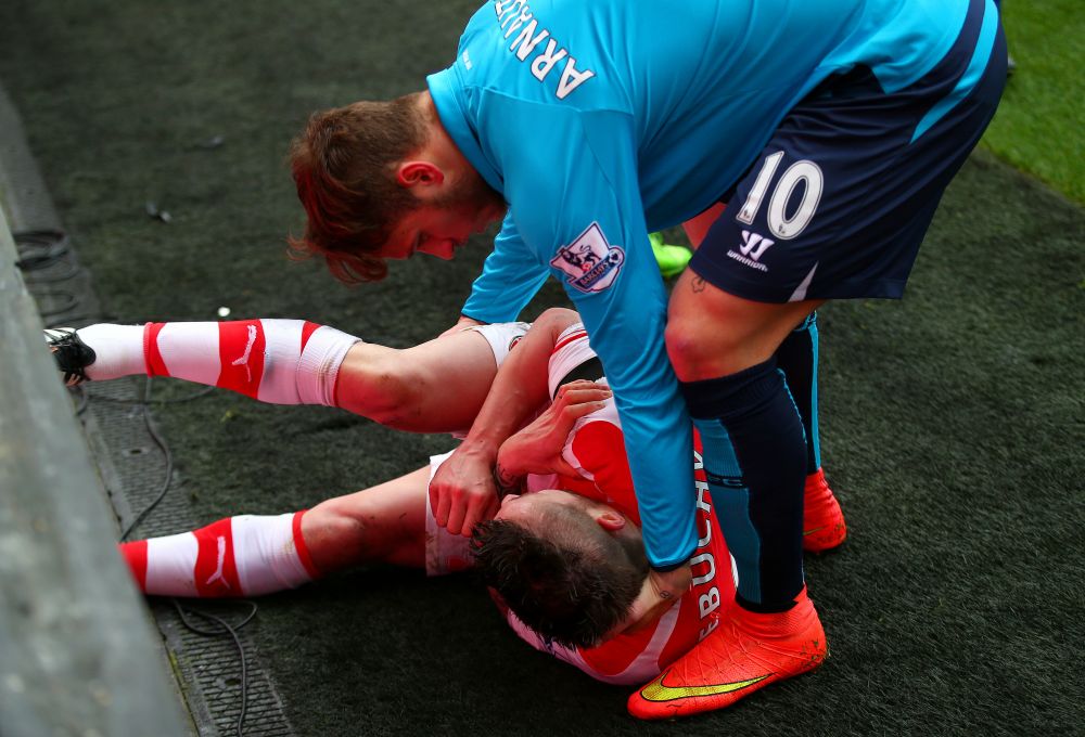 Moment ORIBIL in meciul dintre Arsenal si Stoke! Un jucator a ajuns de URGENTA la spital! Ce a patit la o faza ciudata! VIDEO_1