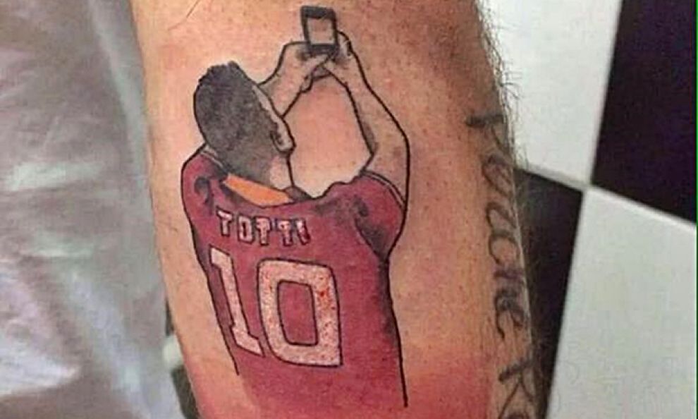 Selfie-ul lui Totti a starnit o adevarata nebunie in Italia! Un fan al Romei si-a tatuat faza pe brat: VIDEO_1