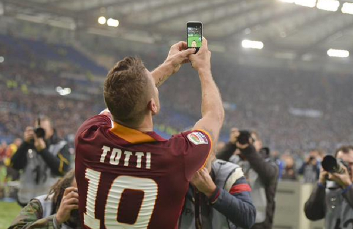 Selfie-ul lui Totti a starnit o adevarata nebunie in Italia! Un fan al Romei si-a tatuat faza pe brat: VIDEO_2