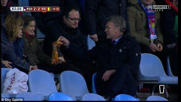 "Hei, do you want some chips?" David Moyes a oferit faza saptamanii, la meciul dintre Sociedad si Villarreal! Scotianul a fost eliminat, dar s-a simtit bine in tribuna_2