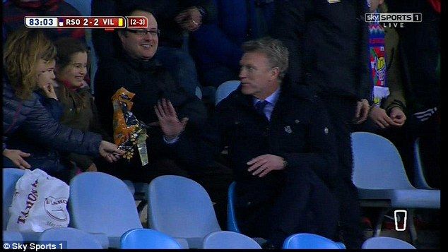 "Hei, do you want some chips?" David Moyes a oferit faza saptamanii, la meciul dintre Sociedad si Villarreal! Scotianul a fost eliminat, dar s-a simtit bine in tribuna_4
