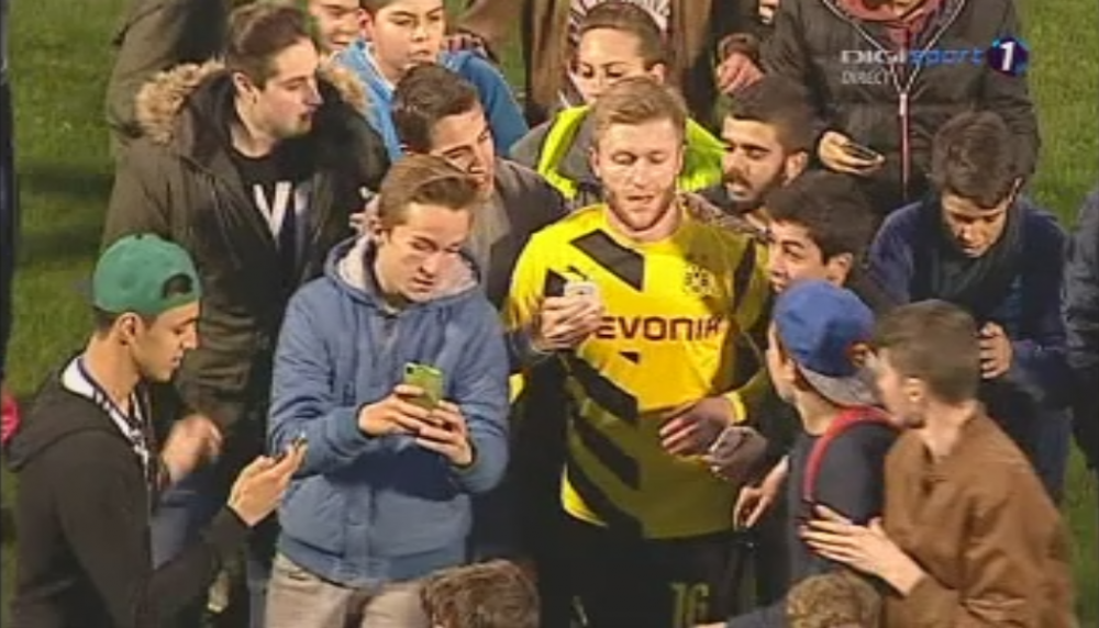 Imagini incredibile imediat dupa finalul meciului cu Borussia: sute de oameni pe gazon, nemtii au fugit speriati la vestiare FOTO_1