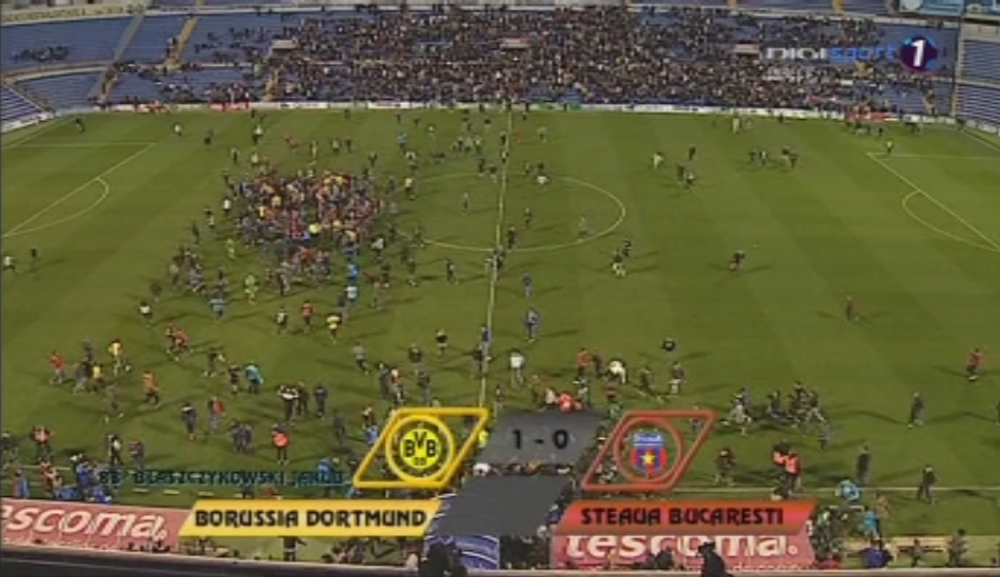 Imagini incredibile imediat dupa finalul meciului cu Borussia: sute de oameni pe gazon, nemtii au fugit speriati la vestiare FOTO_5