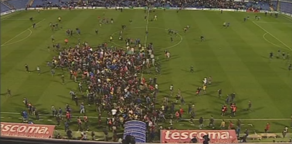 Imagini incredibile imediat dupa finalul meciului cu Borussia: sute de oameni pe gazon, nemtii au fugit speriati la vestiare FOTO_6