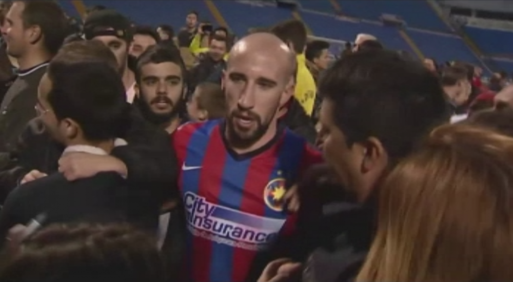 VIDEO: Imaginile care nu s-au vazut la TV! Jucatorii Stelei, scosi cu politia de pe teren! Cum au reactionat fanii:_3