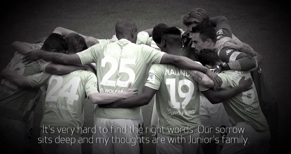 VIDEO EMOTIONANT la 10 zile de la moartea lui Junior Malanda! :( Reactia celor mai buni prieteni din echipa lui Wolfsburg:_5