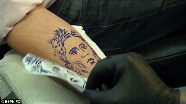 FABULOS | Un fost mare jucator al lui Chelsea, obligat sa-si tatueze chipul lui Fernando Torres, dupa ce a pierdut un pariu! Cine e "nefericitul" :)_1