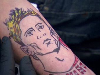 
	FABULOS | Un fost mare jucator al lui Chelsea, obligat sa-si tatueze chipul lui Fernando Torres, dupa ce a pierdut un pariu! Cine e &quot;nefericitul&quot; :)
