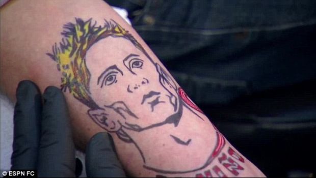 
	FABULOS | Un fost mare jucator al lui Chelsea, obligat sa-si tatueze chipul lui Fernando Torres, dupa ce a pierdut un pariu! Cine e &quot;nefericitul&quot; :)
