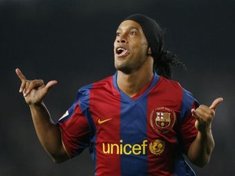 Meciul s-a oprit pentru Ronaldinho! Un fan NEBUN dupa el a intrat pe teren si i-a cerut un autograf. Ce reactie a avut