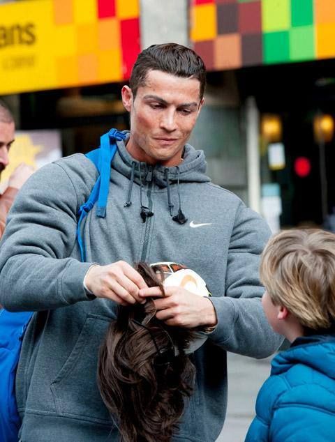 VIDEO Cristiano Ronaldo, deghizat, surprins in timp ce facea JONGLERII din centrul Madridului! MOTIVUL pentru care a facut acest gest_1