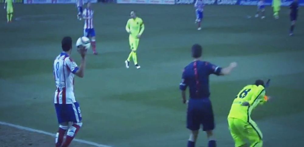 Moment INCREDIBIL! Jordi Alba a fost accidentat de arbitru! A primit un fanion in cap si a CAZUT pe teren! VIDEO_2