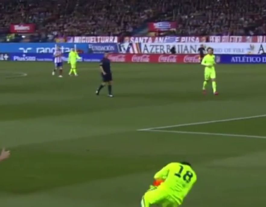 Moment INCREDIBIL! Jordi Alba a fost accidentat de arbitru! A primit un fanion in cap si a CAZUT pe teren! VIDEO_3