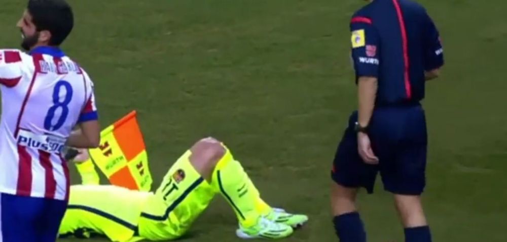 Moment INCREDIBIL! Jordi Alba a fost accidentat de arbitru! A primit un fanion in cap si a CAZUT pe teren! VIDEO_4