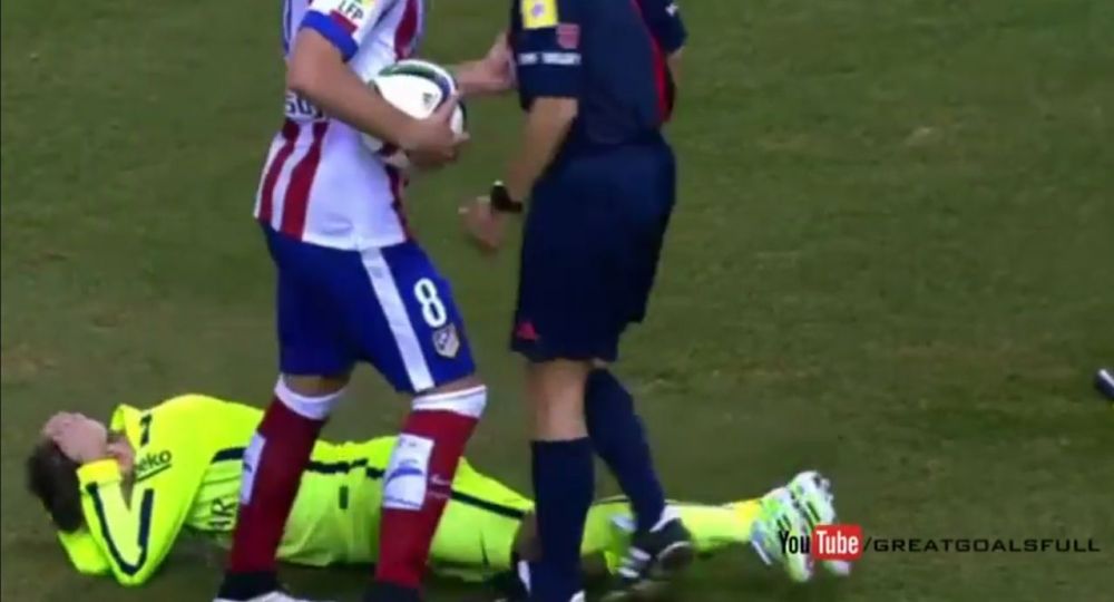 Moment INCREDIBIL! Jordi Alba a fost accidentat de arbitru! A primit un fanion in cap si a CAZUT pe teren! VIDEO_5