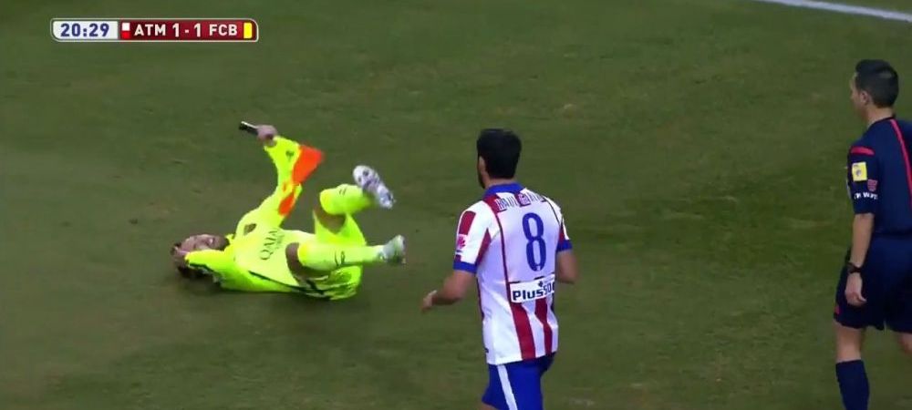 Moment INCREDIBIL! Jordi Alba a fost accidentat de arbitru! A primit un fanion in cap si a CAZUT pe teren! VIDEO_6