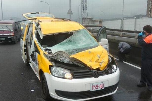 Cel mai norocos sofer din lume! Cum arata masina care a fost lovita de AVION in tragedia aviatica din Taipei. FOTO si VIDEO_1