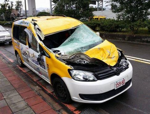 Cel mai norocos sofer din lume! Cum arata masina care a fost lovita de AVION in tragedia aviatica din Taipei. FOTO si VIDEO_2