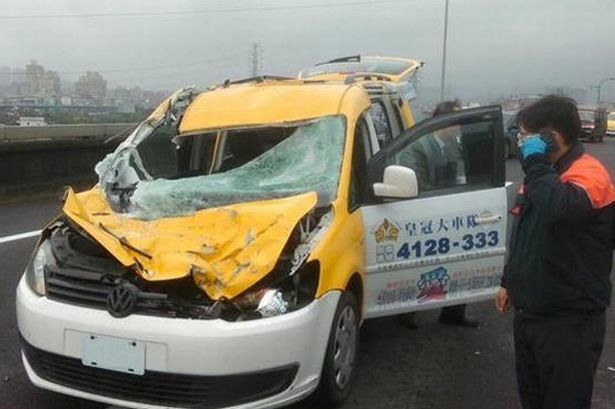 Cel mai norocos sofer din lume! Cum arata masina care a fost lovita de AVION in tragedia aviatica din Taipei. FOTO si VIDEO_3