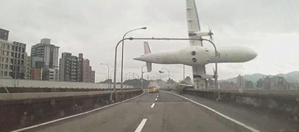 Cel mai norocos sofer din lume! Cum arata masina care a fost lovita de AVION in tragedia aviatica din Taipei. FOTO si VIDEO_5