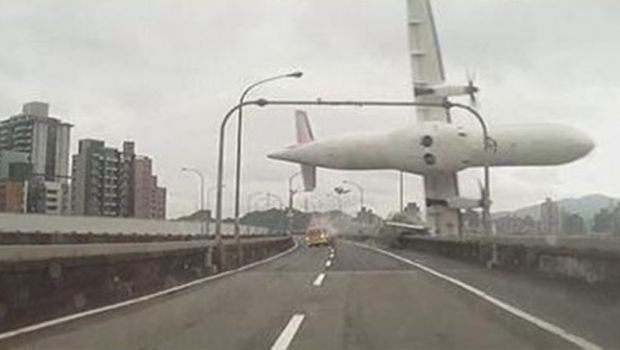 
	Cel mai norocos sofer din lume! Cum arata masina care a fost lovita de AVION in tragedia aviatica din Taipei. FOTO si VIDEO
