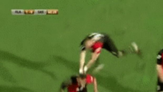 
	FAIL! Cea mai haotica bucurie de gol vine din Albania. Ce a patit acest fotbalist :) VIDEO
