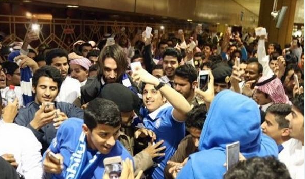 Reghecampf si-a prezentat noua vedeta la Al Hilal, fanii au creat o adevarata nebunie la Riyadh: FOTO_5