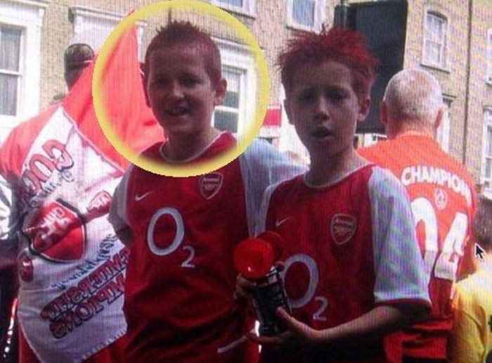 Asta e imaginea zilei in Anglia: cine e pustiul care s-a pozat in tricoul lui Arsenal! Suporterilor nu le vine sa creada:_1