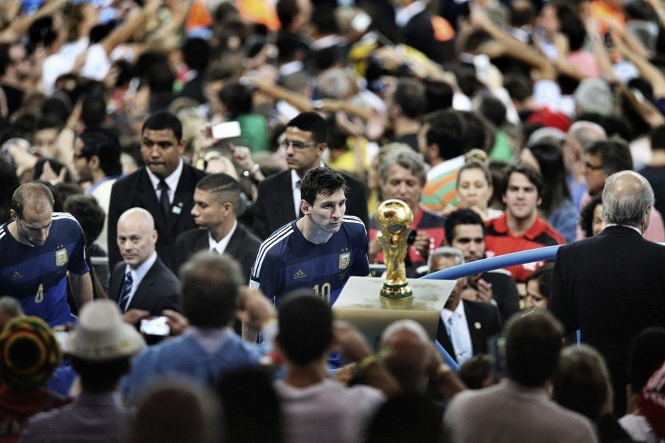 Astazi a fost aleasa poza anului 2014 in sport! Leo Messi, pierdut in fata trofeului mondial: FOTO MEMORABIL_1