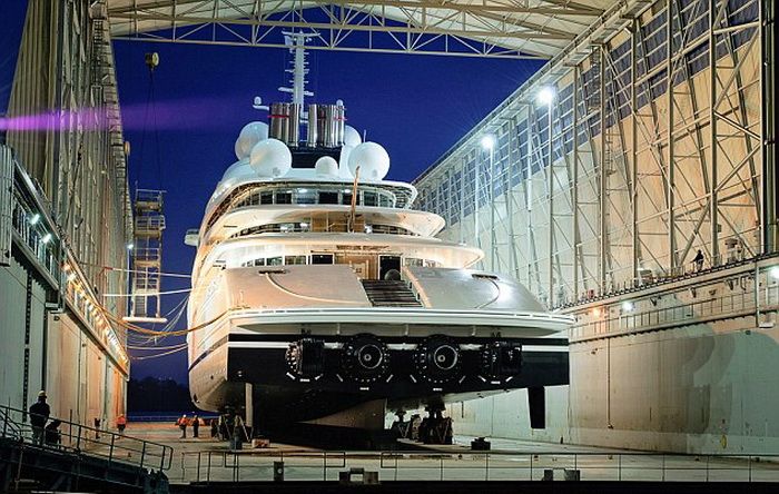 Se construieste cel mai mare yacht din lume: costa peste 1 miliard $, Roman Abramovici coboara pe 3 in top! FOTO_6