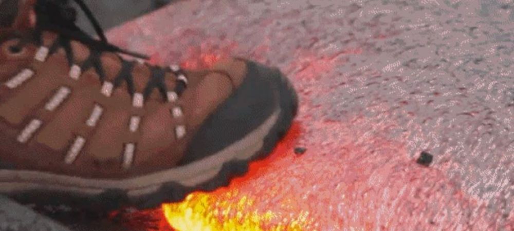 Imagini incredibile! Vezi ce se intampla cand un savant excentric calca pe lava care curge pentru a vedea ce pateste