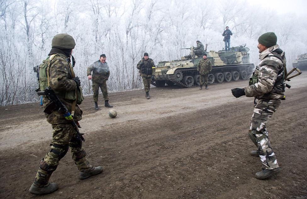 Imaginea zilei in lume | "Joyeux Noel" in varianta moderna! Ce au facut soldatii ucraineni dupa oprirea bombardamentelor din Donbass_4