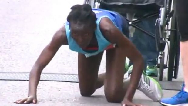 
	Drama incredibila traita de aceasta atleta. Cu dureri uriase, a refuzat scaunul cu rotile si a terminat cursa tarandu-se. VIDEO
