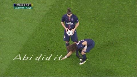 MAGIA lui David Luiz! Brazilianul a mutat o lovitura libera marcata cu spray-ul de arbitru. Cele mai tari reactii_5