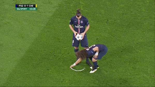 MAGIA lui David Luiz! Brazilianul a mutat o lovitura libera marcata cu spray-ul de arbitru. Cele mai tari reactii_6
