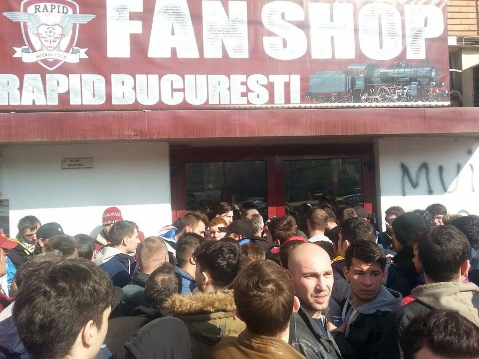 NEBUNIE in fata stadionului Giulesti! Fanii au venit cu MIILE sa ia bilete la derby-ul cu Steaua! S-a vandut TOT in 30 de minute_1
