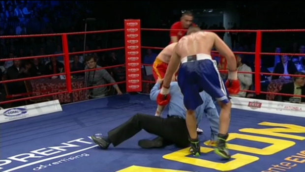 
	Faza anului in box vine din Romania! Cum a cazut in CAP acest arbitru in timpul luptei fara sa fie atins! Toata sala a ras. VIDEO
