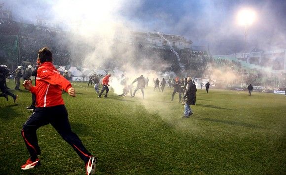 "Apocalipsa fotbal". Imagini incredibile de la Panathinaikos - Olympiakos. Sute de fani in teren cu torte si fumigene. FOTO_1