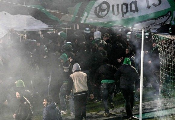 "Apocalipsa fotbal". Imagini incredibile de la Panathinaikos - Olympiakos. Sute de fani in teren cu torte si fumigene. FOTO_7